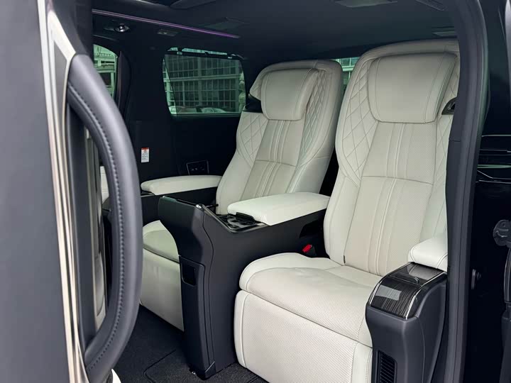 Фото 11 - Lexus LM