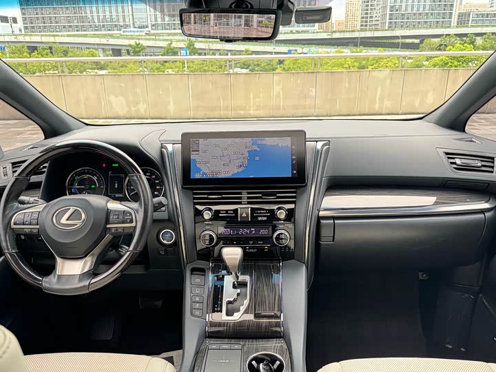 Фото 15 - Lexus LM