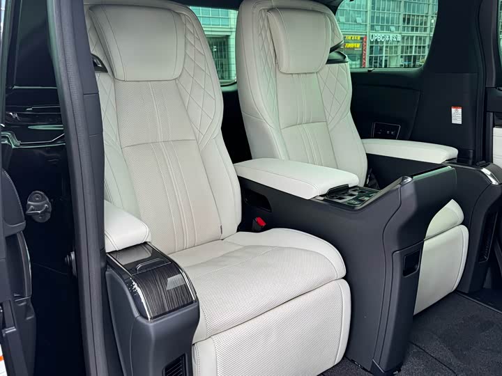 Фото 19 - Lexus LM