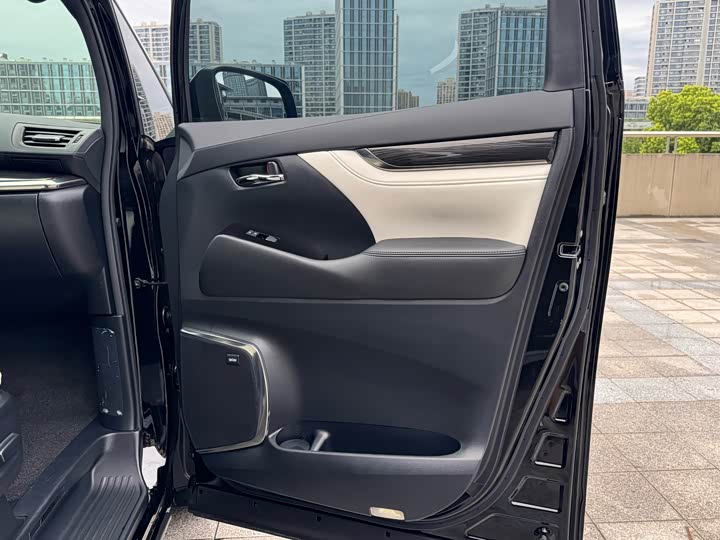 Фото 21 - Lexus LM