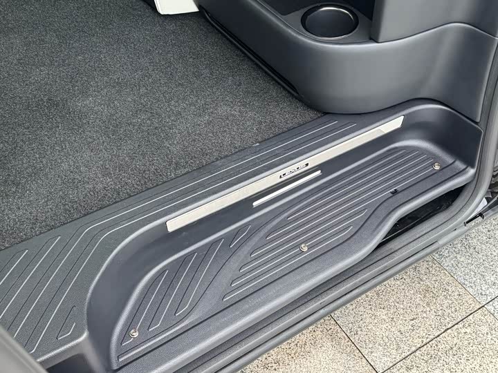 Фото 24 - Lexus LM