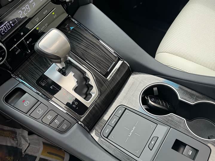 Фото 28 - Lexus LM