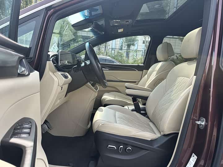 Фото 4 - Buick GL8 ES