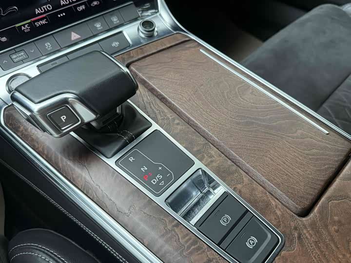 Фото 14 - Audi A6L