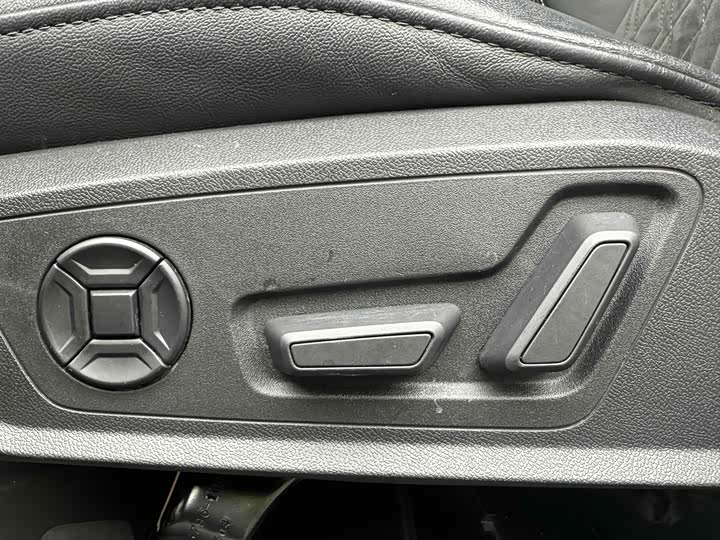 Фото 15 - Audi A6L