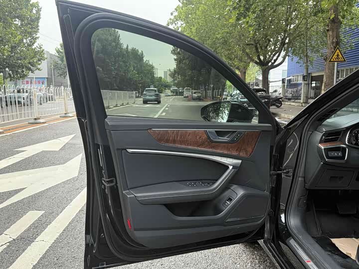 Фото 16 - Audi A6L