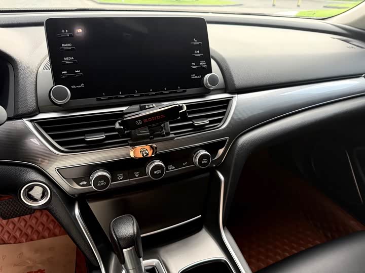 Фото 18 - Honda Accord