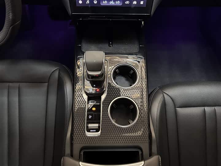 Фото 18 - Hongqi HS3