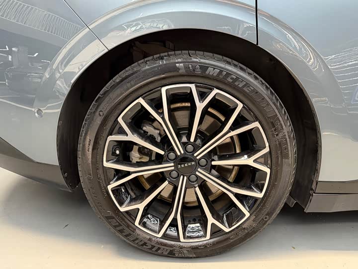 Фото 14 - Zeekr 007