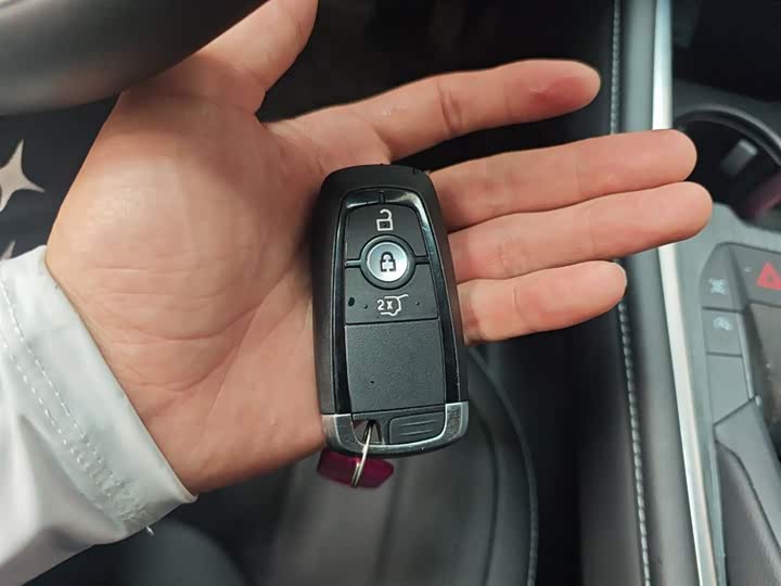 Фото 12 - Ford Edge