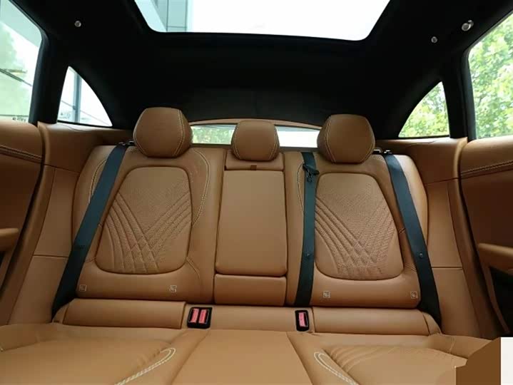 Фото 8 - Aston Martin DBX