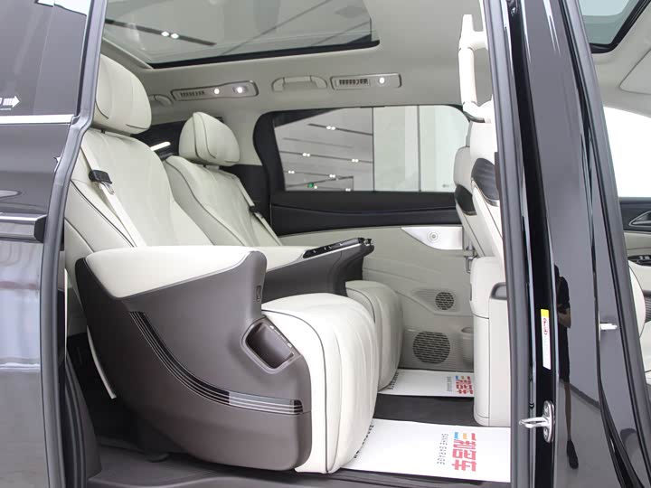 Фото 11 - Denza D9