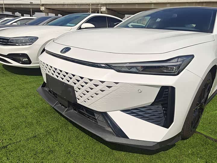 Фото 10 - Changan UNI-V