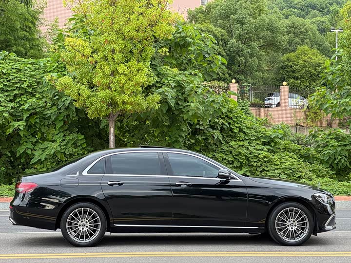 Фото 10 - Mercedes-Benz E-Class