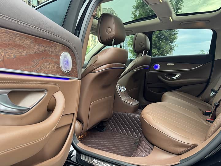 Фото 12 - Mercedes-Benz E-Class