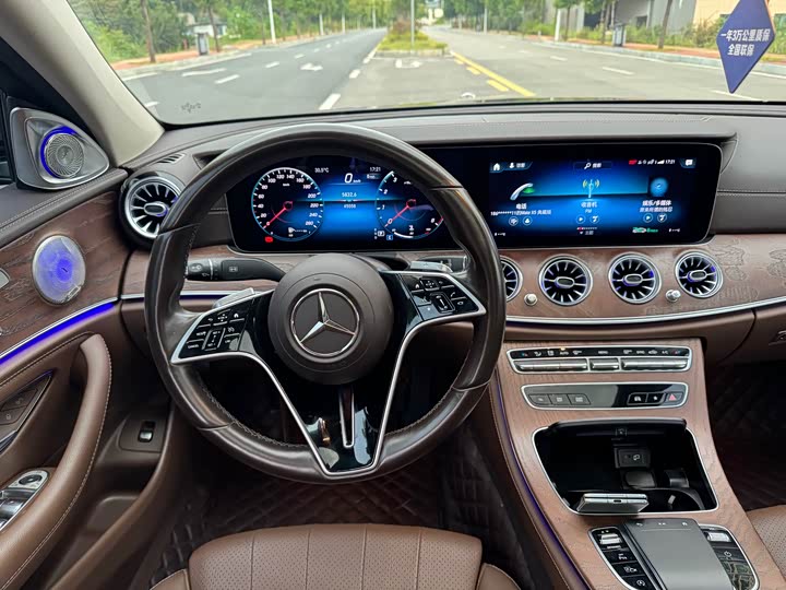 Фото 13 - Mercedes-Benz E-Class