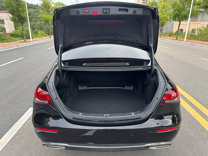 Фото 17 - Mercedes-Benz E-Class