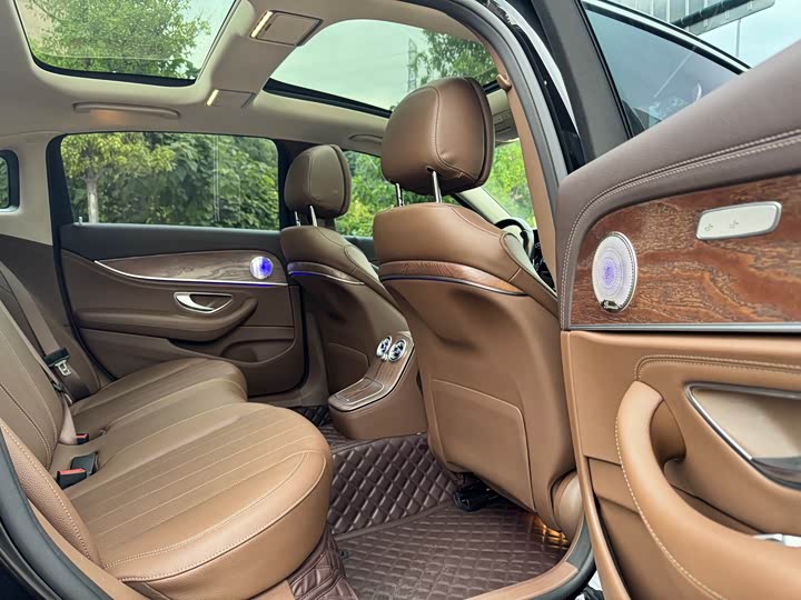 Фото 9 - Mercedes-Benz E-Class