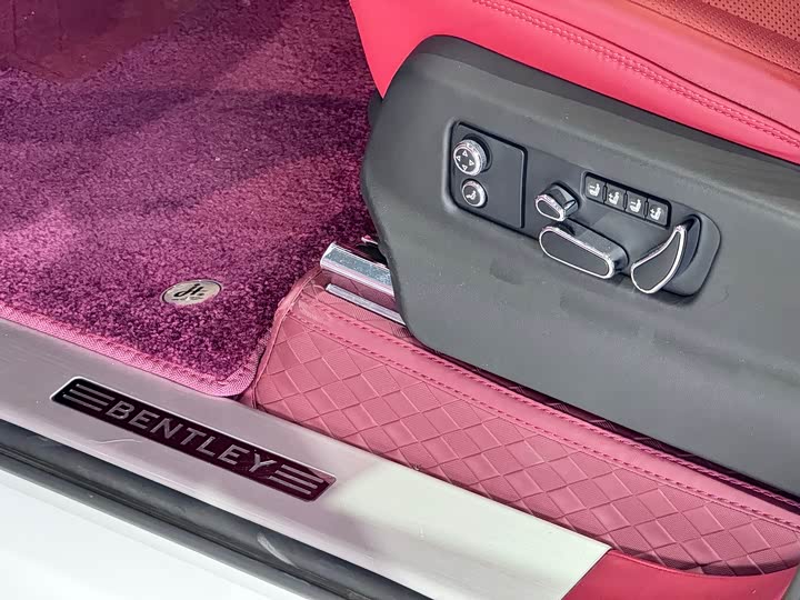 Фото 18 - Bentley Bentayga
