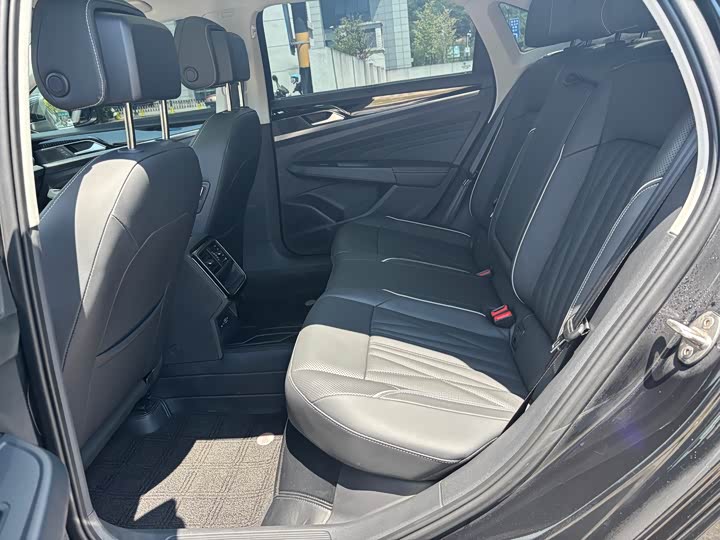 Фото 8 - Volkswagen Passat