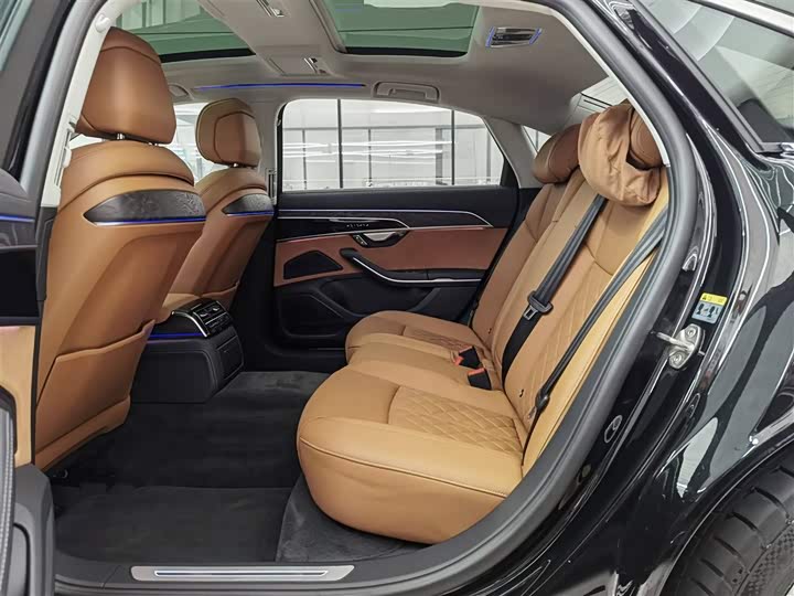 Фото 12 - Audi A8