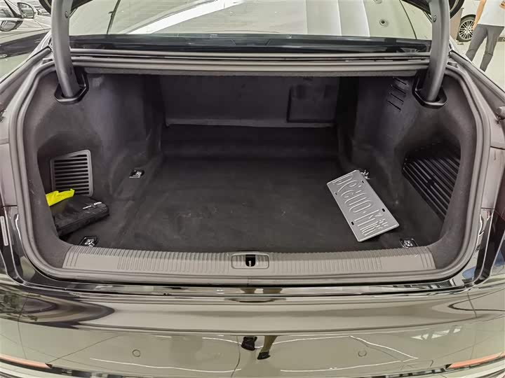 Фото 17 - Audi A8