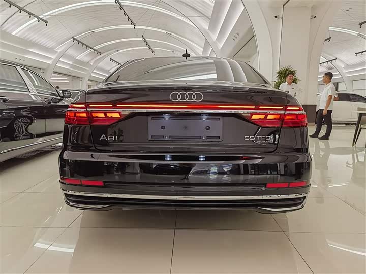 Фото 3 - Audi A8