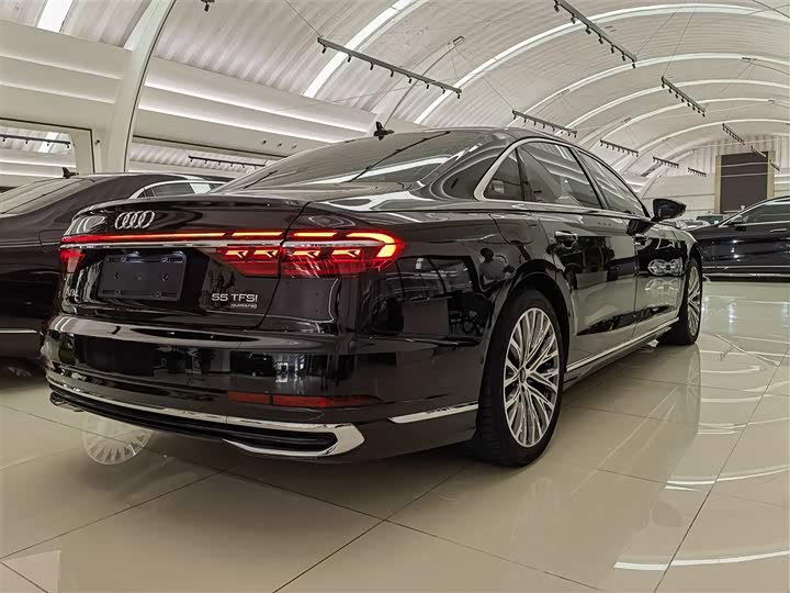 Фото 4 - Audi A8
