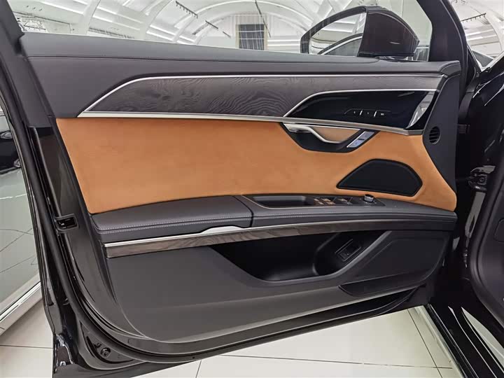 Фото 8 - Audi A8