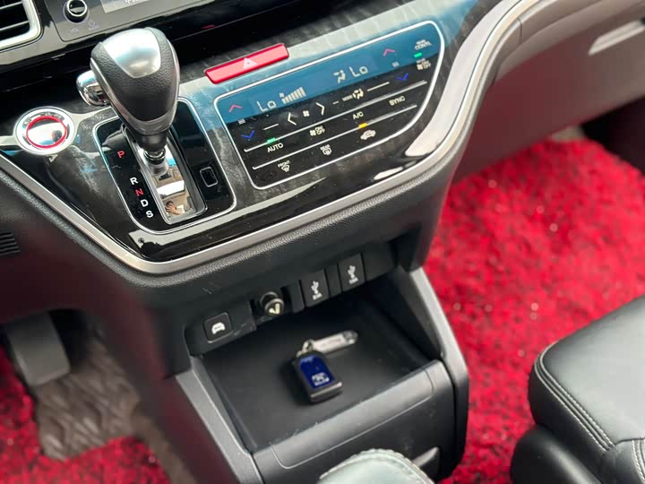 Фото 12 - Honda Elysion