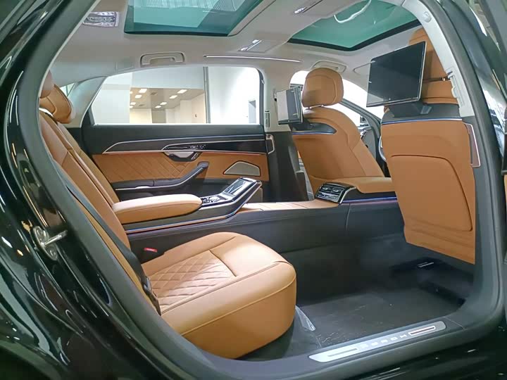 Фото 7 - Audi A8