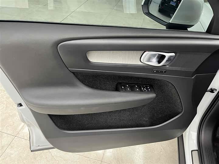 Фото 10 - Volvo XC40