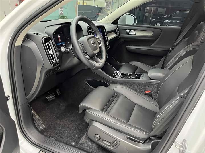 Фото 11 - Volvo XC40