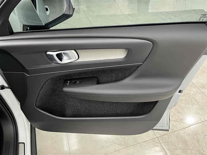 Фото 12 - Volvo XC40