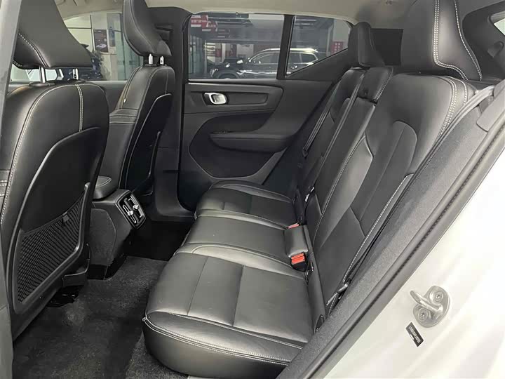 Фото 14 - Volvo XC40