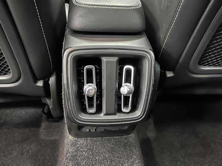 Фото 15 - Volvo XC40