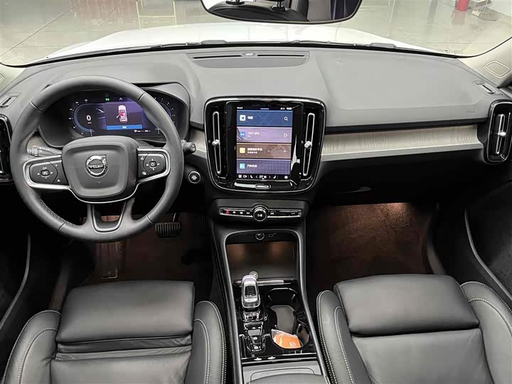 Фото 2 - Volvo XC40