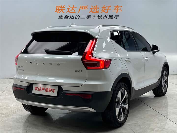 Фото 26 - Volvo XC40
