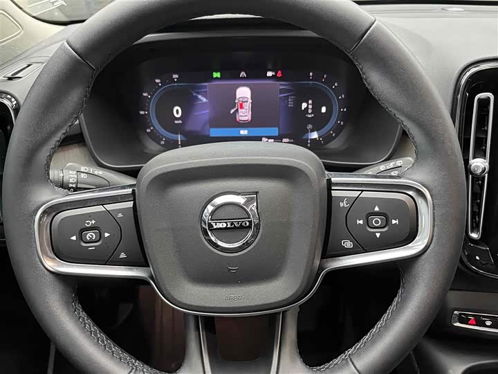 Фото 3 - Volvo XC40