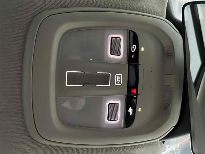 Фото 8 - Volvo XC40