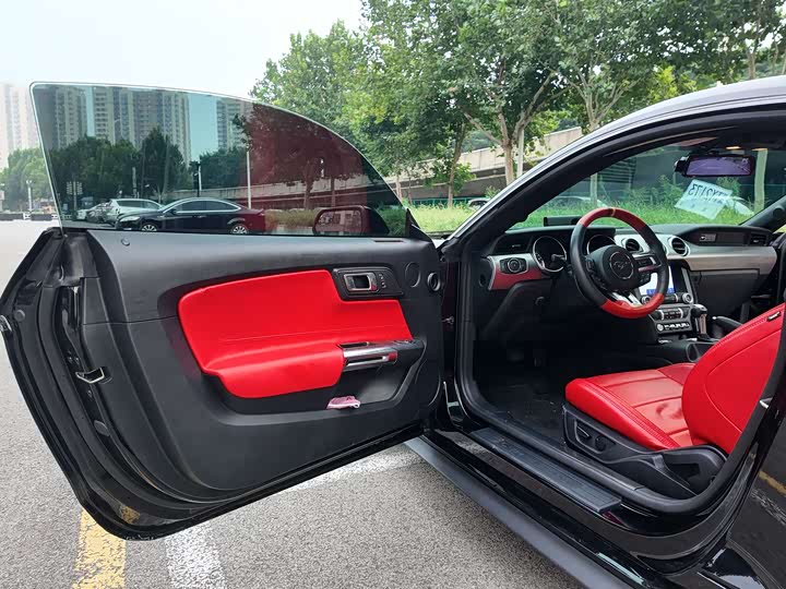 Фото 9 - Ford Mustang