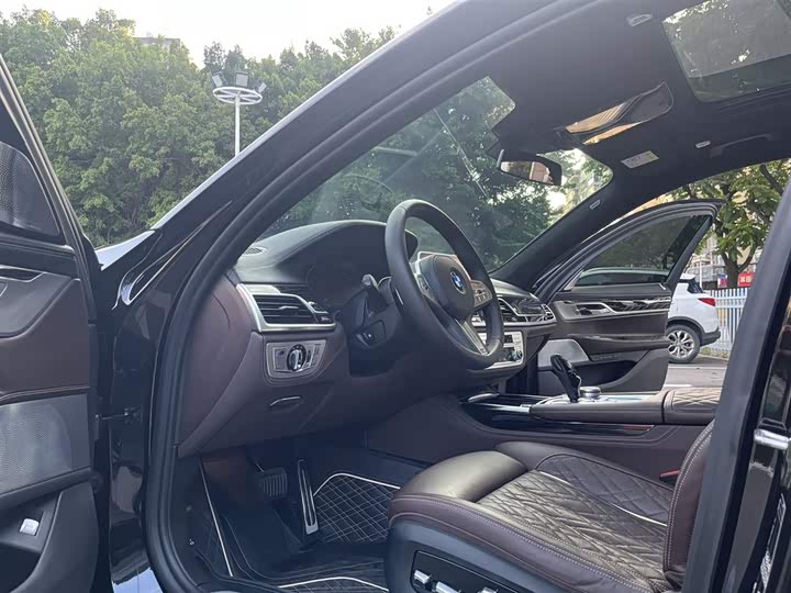 Фото 4 - BMW 7 Series