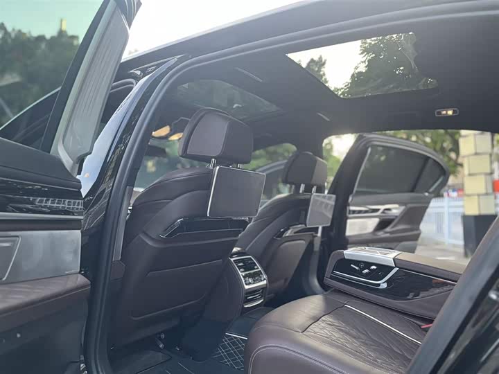 Фото 5 - BMW 7 Series