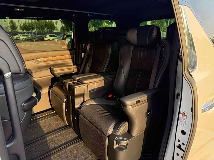 Фото 10 - Toyota Vellfire