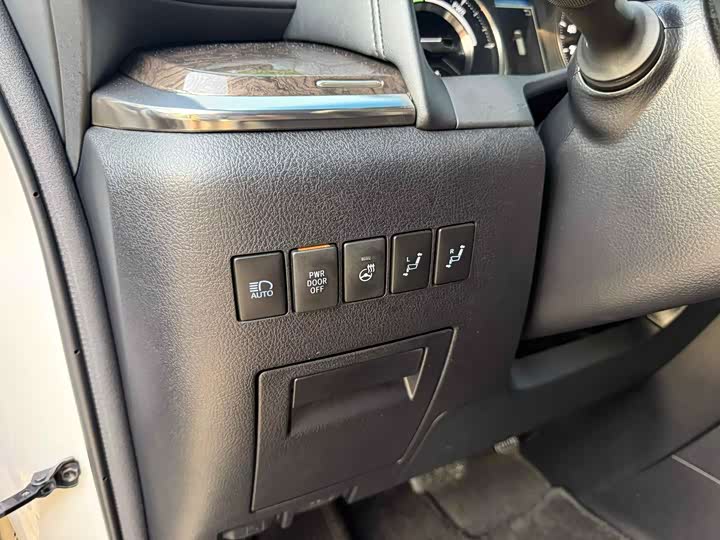 Фото 15 - Toyota Vellfire