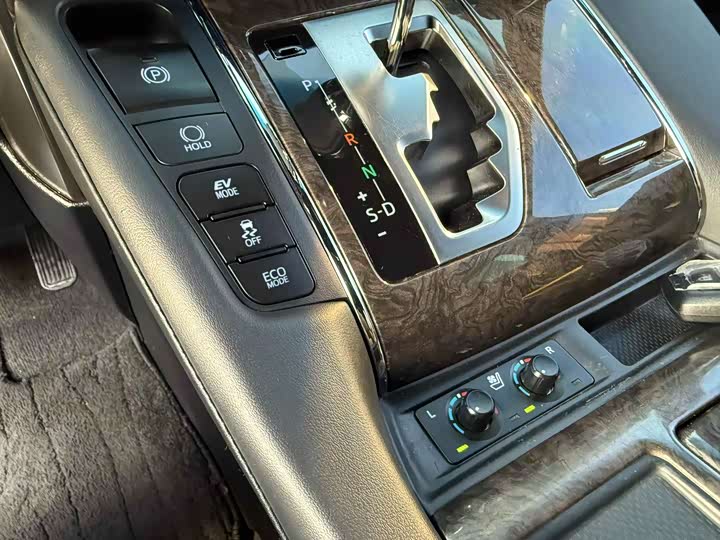 Фото 18 - Toyota Vellfire