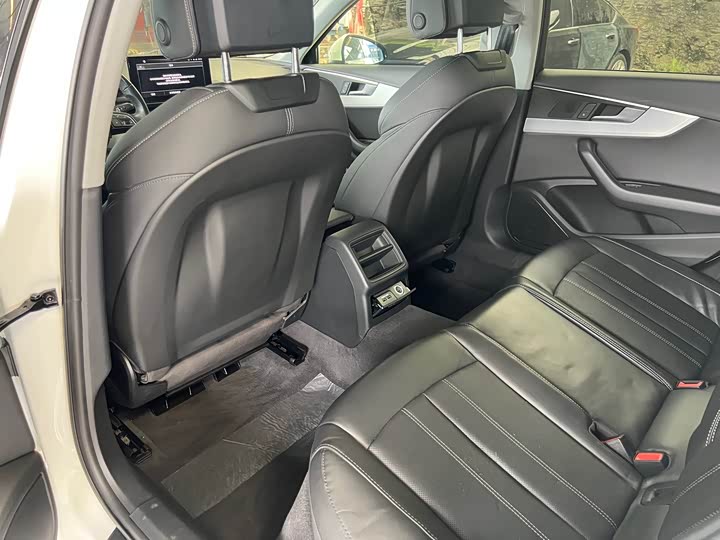 Фото 5 - Audi A4L