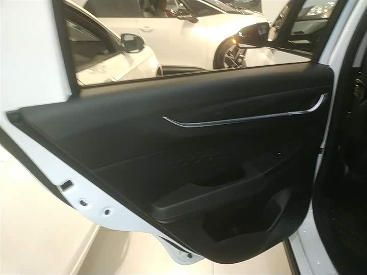 Фото 29 - Geely Vision X3