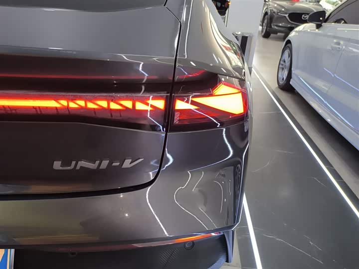 Фото 8 - Changan UNI-V