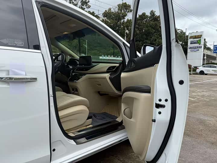 Фото 8 - Buick GL8 ES